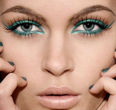 Turkizno zeleno črtalo za oči je "must-have" letošnjega poletja. (thebeautygypsy.com)