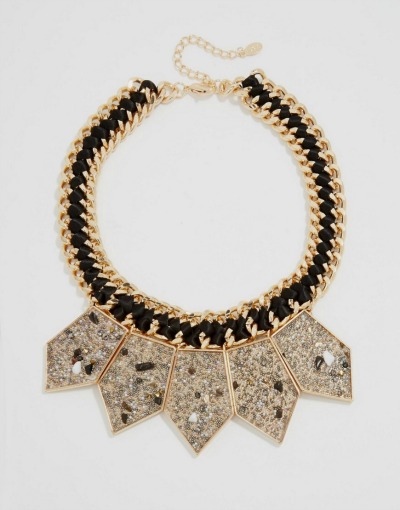 Velika ogrlica je odlična popestritev preproste bombažne obleke. (€42.25, asos.com)