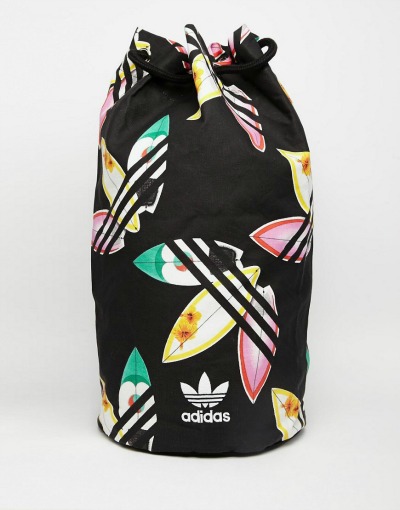 Pisane barve in značilen logotip znamke Adidas. (€56.34, asos.com)