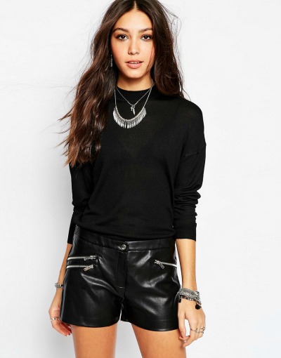 Črn pulover, mini krilo in skrbno izbran nakit so sestavine za uspeh. (€22.53, asos.com)