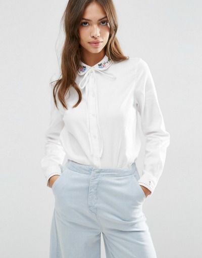 Elegantna bluza z detajli na ovratniku. (€39.44, asos.com)