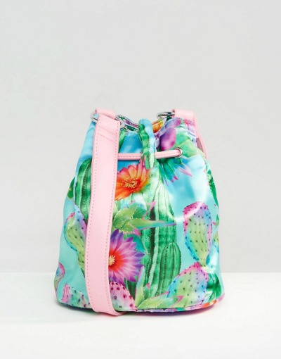 Torbica z živahnimi barvami in motivom kaktusa. (€56.34, asos.com)