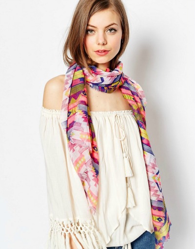 Pri tem triku je pomembno le to, da najdeš dovolj velik šal. (€21.13, asos.com)