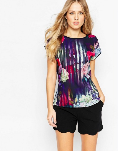Si zaprisežena pisanim kombinacijam? Potem je ta majica prava izbira zate. (€83.10, asos.com)