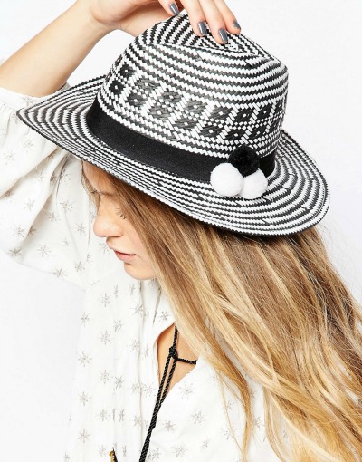 Črno-bela kombinacija za vse ljubiteljice klasičnih kosov. (€25.35, asos.com) 