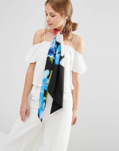 Pisan šal namesto črnega pasu. (€38.03, asos.com)