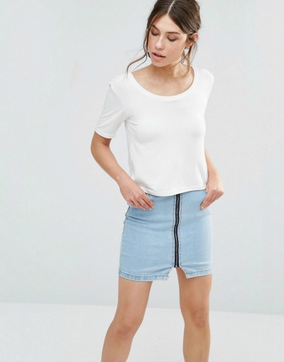 Bela majica s kratkimi rokavi je odlična za sproščen stajling. (€21.13, asos.com)