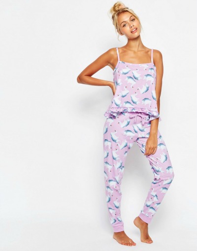 Srčkan komplet, ki te ponoči lepo greje. (€33.80, asos.com)