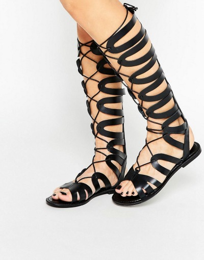 Idealna obutev, ki bo super dopolnila predstavljeno obleko. (€63.38, asos.com)