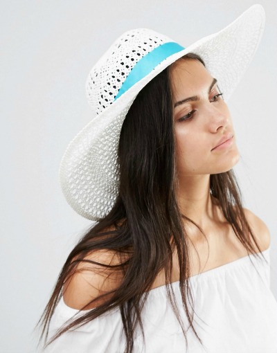 Moder trak za modrino neba in bel klobuk za puhaste oblačke. (€30.98, asos.com)