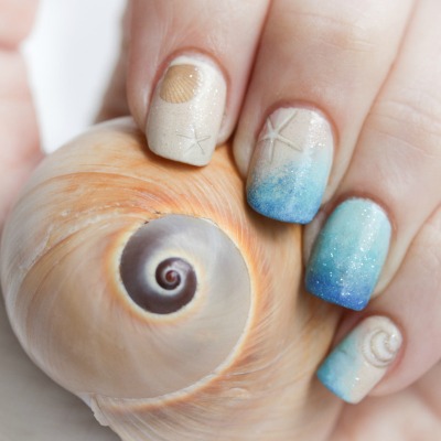 Manikura, ki te popelje na peščene plaže in širno morje. (nailpolis.com)