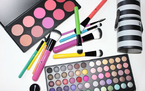 Kakovostnih znamk ličil, ki se zaprisežejo, da ne bodo testirale na živalih ne primanjkuje. (bhcosmetics.com)