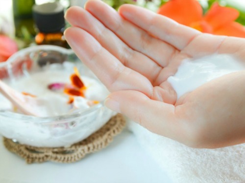 Masko ali serum obvezno segrej med dlanmi. (merakilane.com)