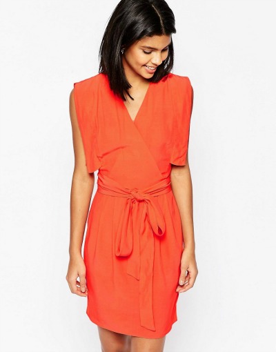 Lepo krojena obleka v koralno rdeči barvi. (€26.06, asos.com)