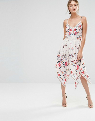 Z obleko si lahko zvezda na plaži ali pa na večerji z dragim. (€70.42, asos.com) 