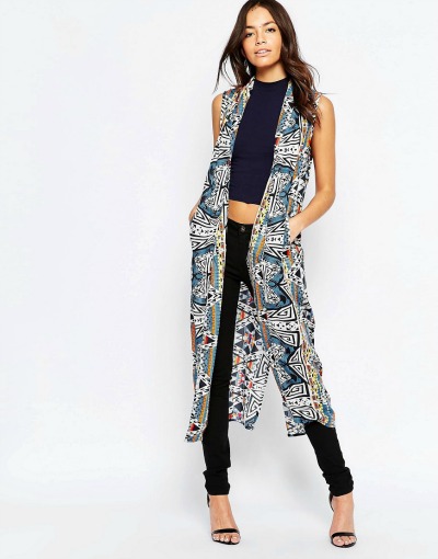 Enostaven način, kako dolgočasen par kavbojk in majice v trenutku popestriš. (€30.98, asos.com)