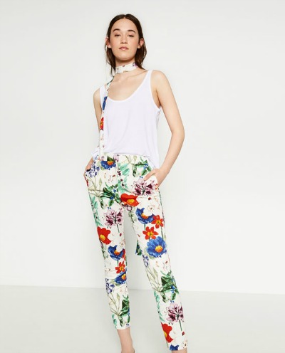 Živahen potisk je idealna izbira za pomladne in poletne dni. (15.99, zara.com)