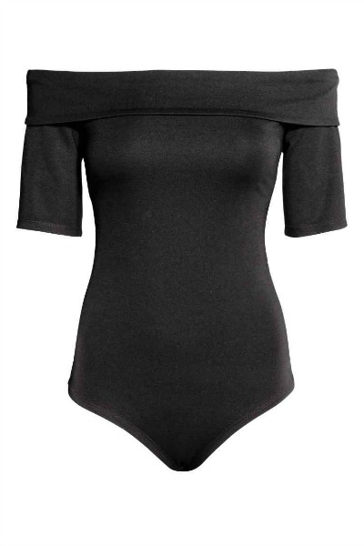 Črn bodi z odkritimi rameni in nizkim izrezom na hrbtni strani. (24,99 €, hm.com)