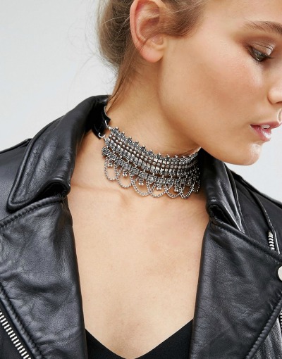 Verižica ima zadaj trak, da ne draži vratu, spredaj pa ima čudovite kovinske detajle. (€17.32, asos.com)