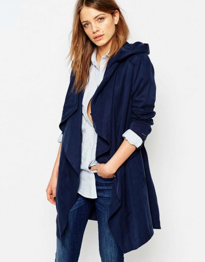 Dober plašč potrebuješ, da te v hladnejših mesecih ne zebe, poleg tega pa lahko z njim ustvariš stajling, ki bo ljudi pustil brez besed. (€352.10, asos.com)