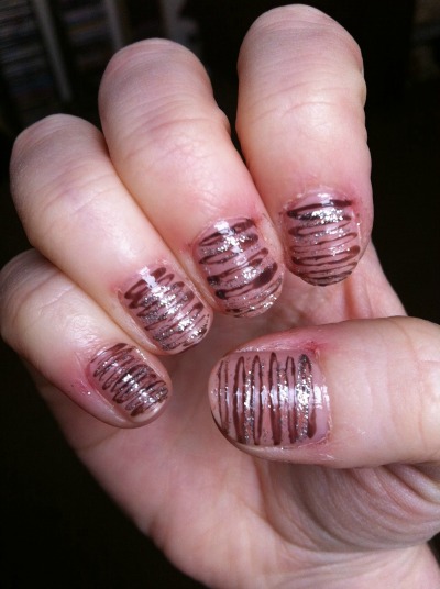 Za črte lahko uporabiš tudi samo eno barvo. (katietateynails.blospost.com)
