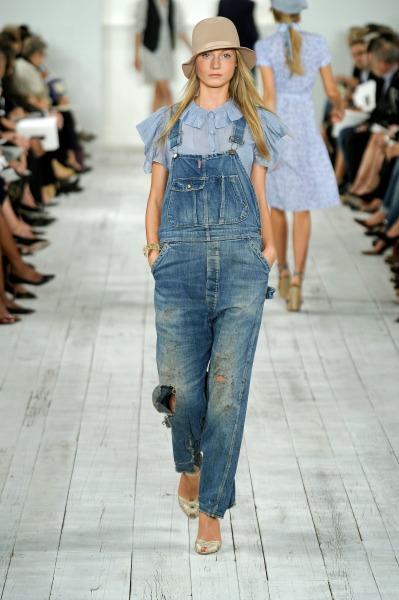 Jeans + kombinezon = perfekcija. (lucylovesdenim.com)
