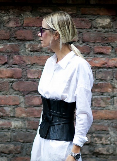 Usnjen korzet lahko odlično skombiniraš skupaj s klasično belo bluzo. (whowhatwear.co.uk)