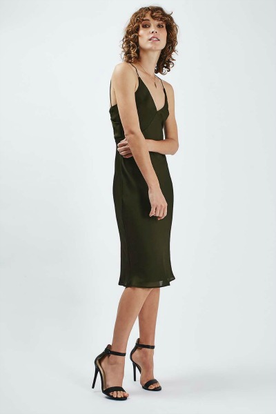 Obleko lahko kombiniraš z različnimi puloverji in jaknami. (68,00 €, topshop.com)