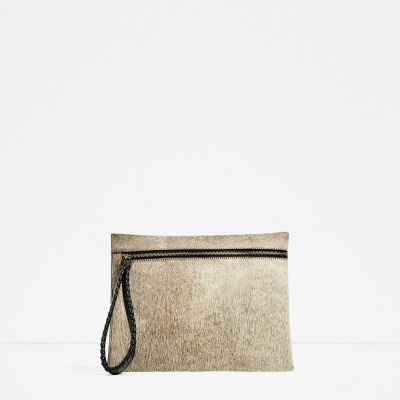 Torbica za večerno zabavo mora biti majhna in elegantna. (79.95 €, zara.com)