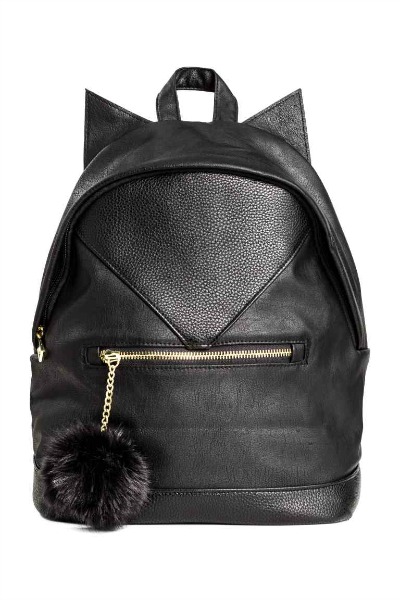 Simpatičen črn nahrbtnik z ušeski in puhastim cofkom. (29,99 €, hm.com)
