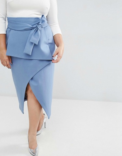 Asimetrična krila pristajajo vsem postavam. (€69.33, asos.com)